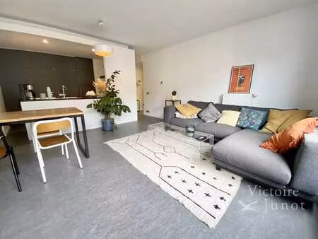 place de la chapelle : bel appartement 2 chambres de 68 m²