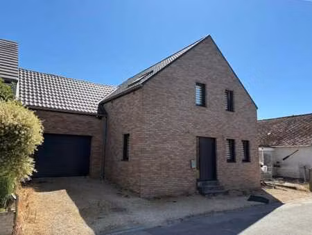 maison d’habitation avec jardin et garage.