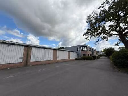 a louer entrepôt de 275 m² une grande porte sectionnelle et
