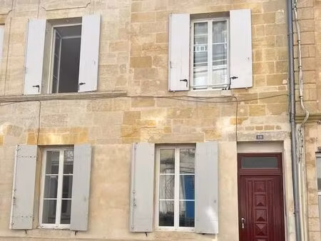 studio à louer dans le centre libourne avec une cour
