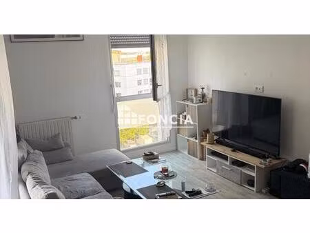 t2 avec terrasse et stationnement sécurisé !
