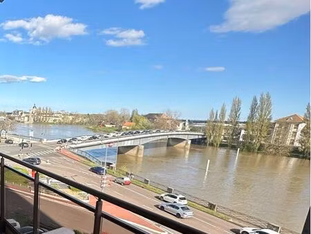 loue grand t2 (58 m2) vue saone