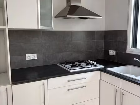 à louer – maison individuelle climatisation 3 chambres avec jardin et grand garage à la ch