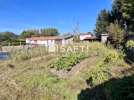 terrain à bâtir viabilisé avec garages.