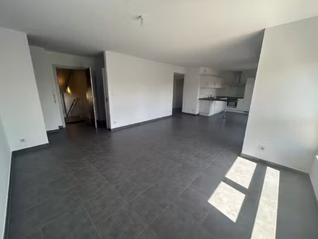 à louer spacieux f3 de 83 05 m2 avec terrasse  cave et par