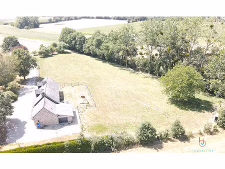 longère en campagne sans voisins à oiseau