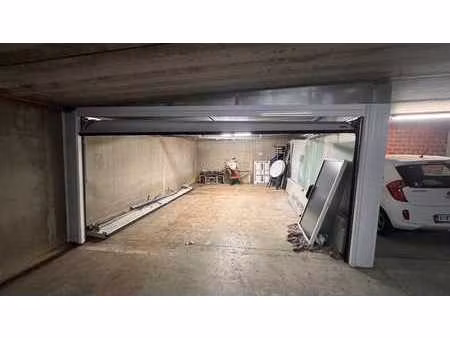 double box fermé avec porte motorisée et électricité
