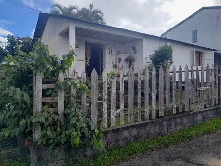 maison à rénover avec fort potentiel secteur bras creux  le tampon