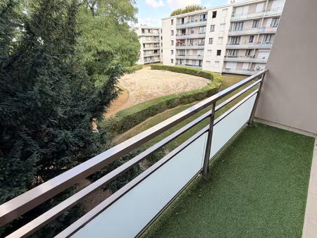 en location à bois-d'arcy : appartement avec balcon 2 chambr