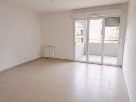 t2 avec terrasse et parking à marseille