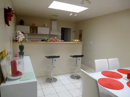 immeuble comprenant quatre appartements et un local commerci