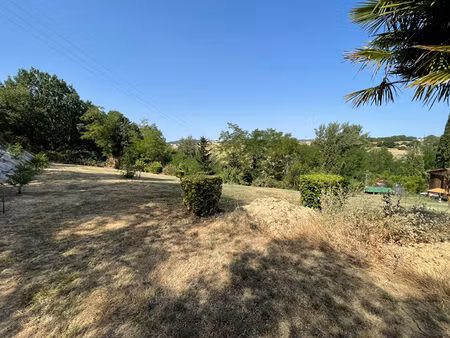 a miremont  dans le centre du village  terrain de 1381 m² constructible.