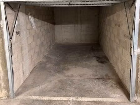box 12 m2 à louer - accès facile et sécurisé