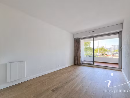 dans une residence entre plage et port studio renove avec pa