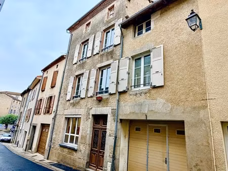 grande maison de ville spacieuse et modulable  située au cœur de cette ville animée