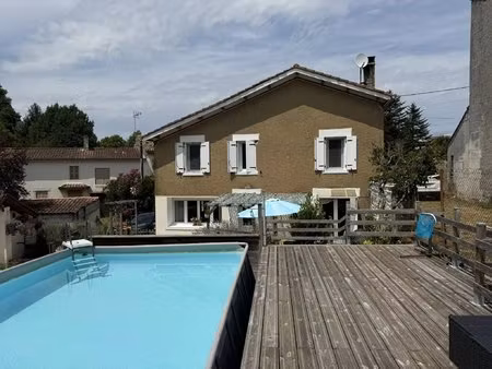 charmante maison familiale avec jardin  piscine et ruisseau