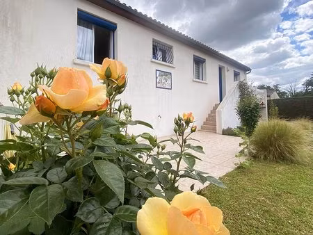 maison contemporaine de 145m2 habitables  4 ch  1 bureau  2 sdb  garage sur terrain clos..