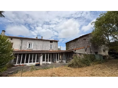 maiosn de village et dépendances