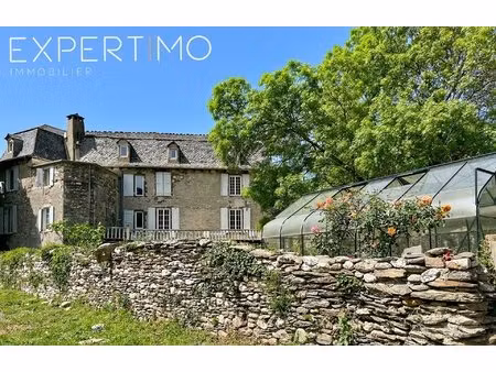 manoir d'une superficie habitable de 338 m2 avec dépendances sur un terrain de 3 6...