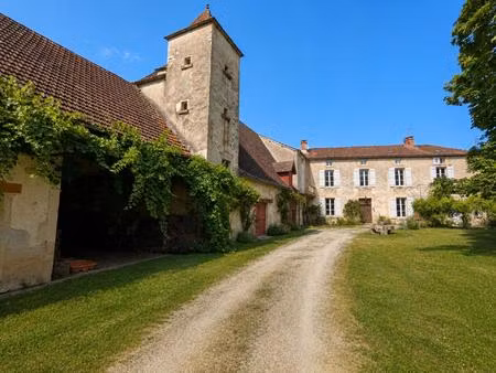 ancien moulin  et dépendances dans le village.