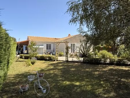 maison de plain-pied dans son jardin arboré