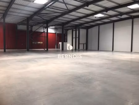 location local d’activités signes 83870 1557m²