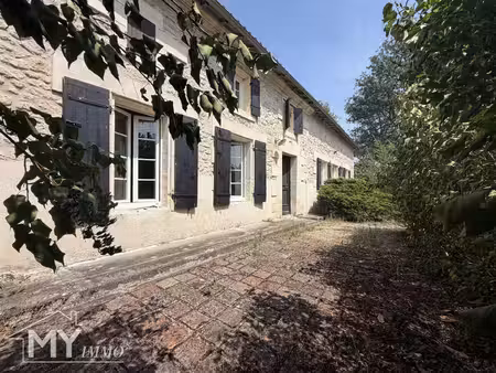 montpeyroux : propriété en pierre avec jardin