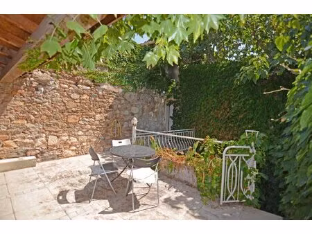 spacieuse propriété en pierre avec terrasse et cour à caunes-minervois