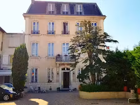 hôtel particulier plus 2 hangars