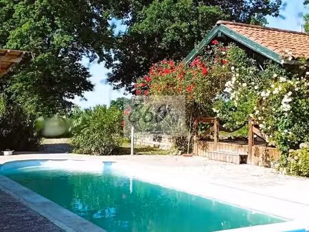 corps de ferme rénové avec piscine et vaste terrain nc à montracol