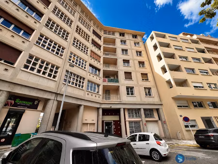 toulon-le port-t3-60m2-balcon-a renover