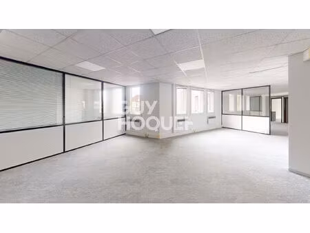 local pro 250 m2 ; 4 places de stationnement prives