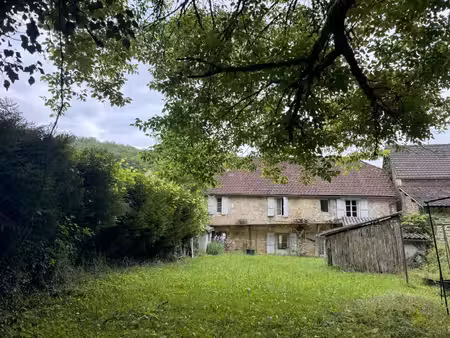 maison de village spacieuse (~200m² habitables)  en pierre  à rénover  avec jardin
