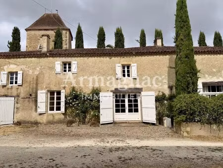 maison de village en pierre avec jardin
