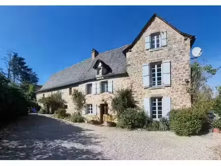 une grande propriété de caractère avec nombreuses dépendances et terrains.