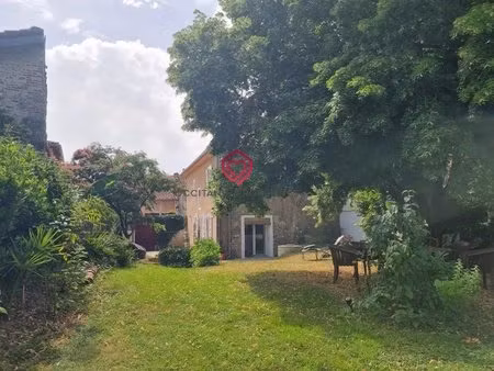 maison urbaine spacieuse rénovée écologiquement avec dépendance et jardin