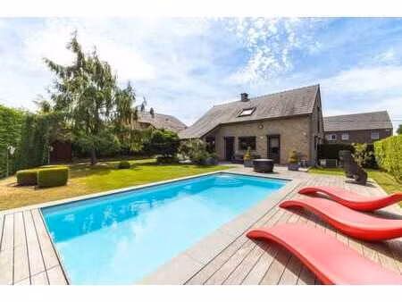 magnifique villa avec piscine idéalement située dans une rue
