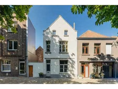 une maison rénovée dans le quartier historique de fort lillo