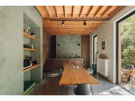 complexe polyvalent de 3 logements avec un jardin luxuriant