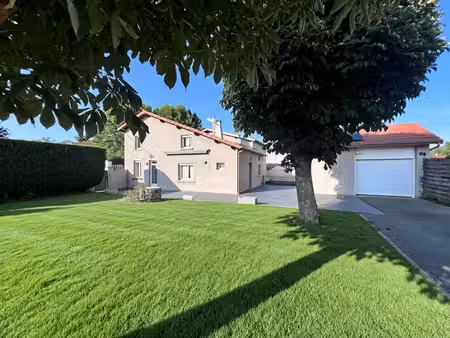 maison familiale avec jardin et piscine