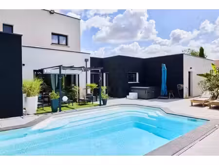 splendide maison moderne de 148 m2   avec piscine pool house