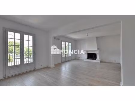 raphèle les arles  maison de 156 m2 divisée en deux appartements avec garage et jardin