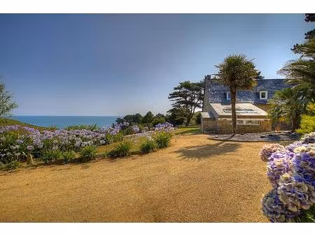 deux maisons meublées pleines vue mer avec accès à la mer par un joli chemin en sous bois.