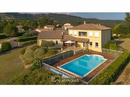 villa d'architecte avec vue  spacieuse piscine et chauffage par géothermie