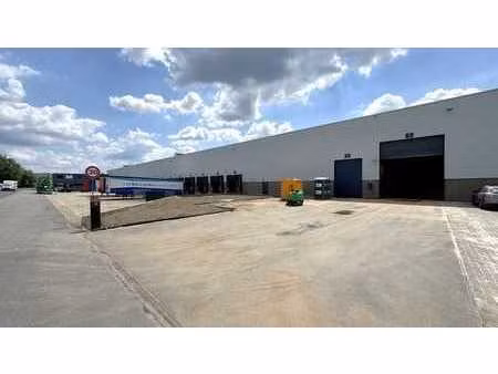 entrepôt logistique avec bureaux à louer dans le parc prolo