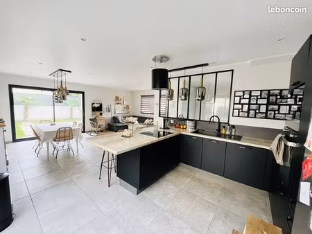 maison individuelle récente – 140 m² – coeur de village – calme – environnement familial