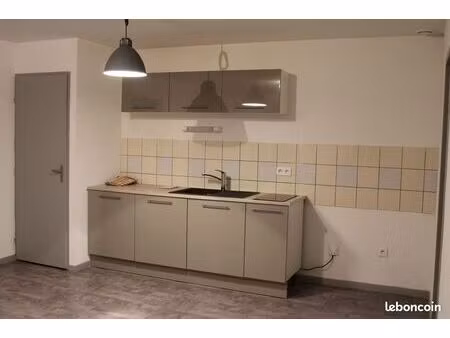 appartement f2 calme donnant sur une impasse