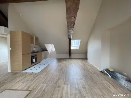 f2 entièrement rénové disponible de suite