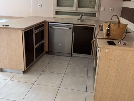 location appartement dans résidence fermée et sécurisée comprenant 3 pièces cuisine ouvert
