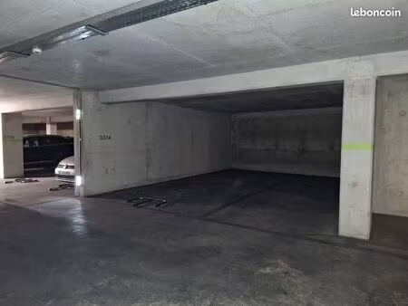 grande place de parking - résidence sécurisée - rez-de-rue